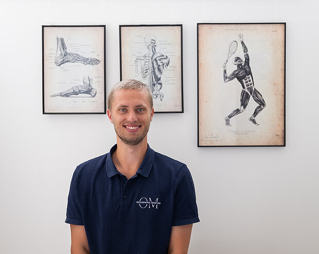 Osteopath Sebastian Mortier in der Praxis in Maintal