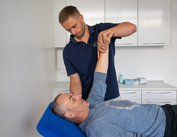 Osteopath testet und behandelt eine Patienten mit neurofunktionellen Techniken